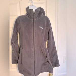 Columbia Fleece Jacket - Women’s Med, flattering fit, zipper pockets, neck, hood